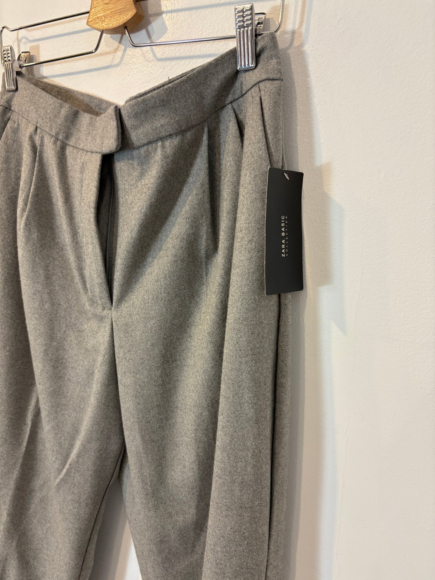 ZARA. Pantalón pinza textura gris