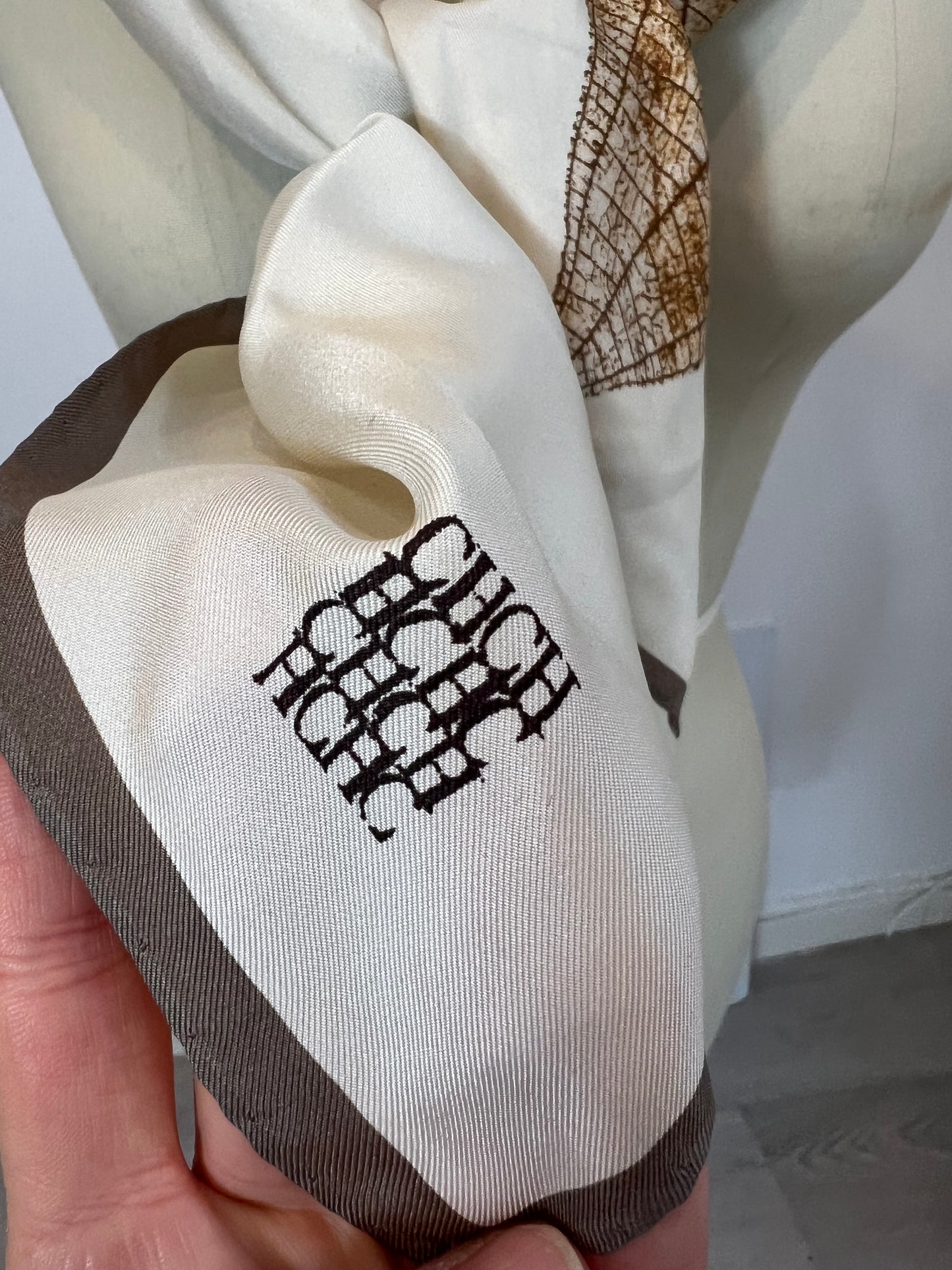 CAROLINA HERRERA. Pañuelo seda hojas tonos marrones