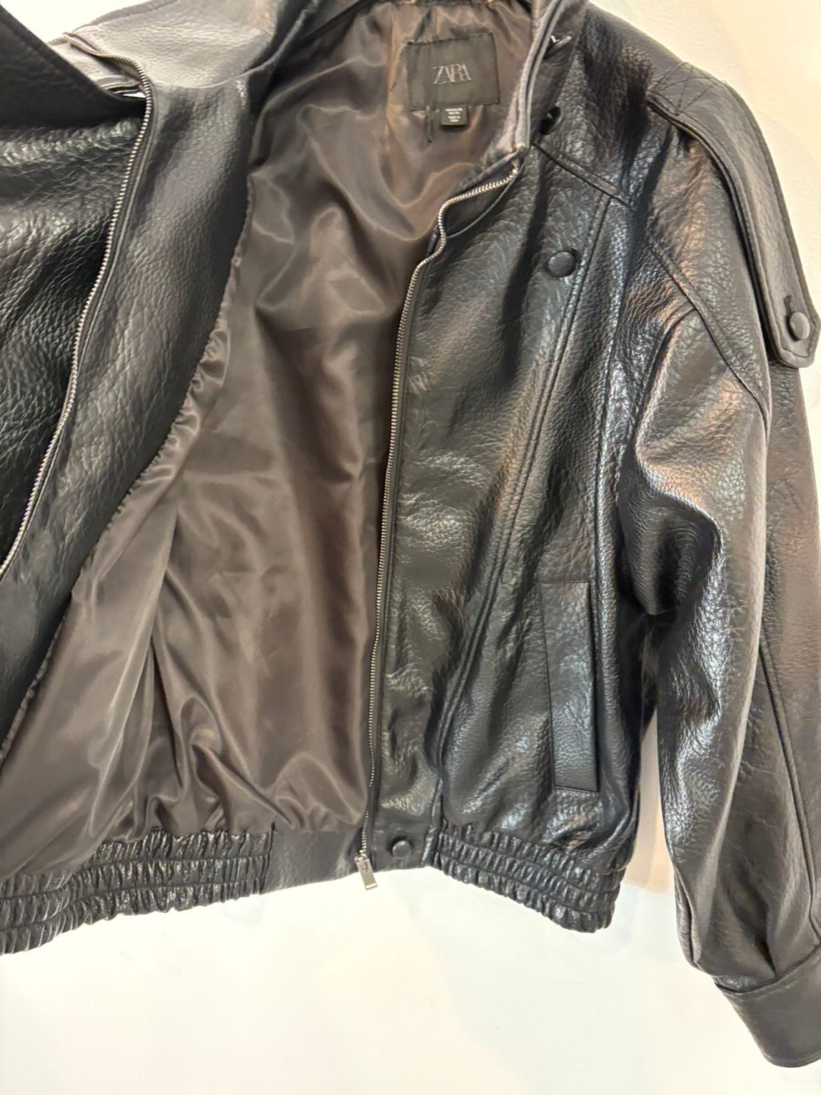 ZARA. Biker efecto piel negra
