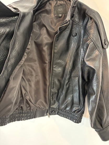 ZARA. Biker efecto piel negra