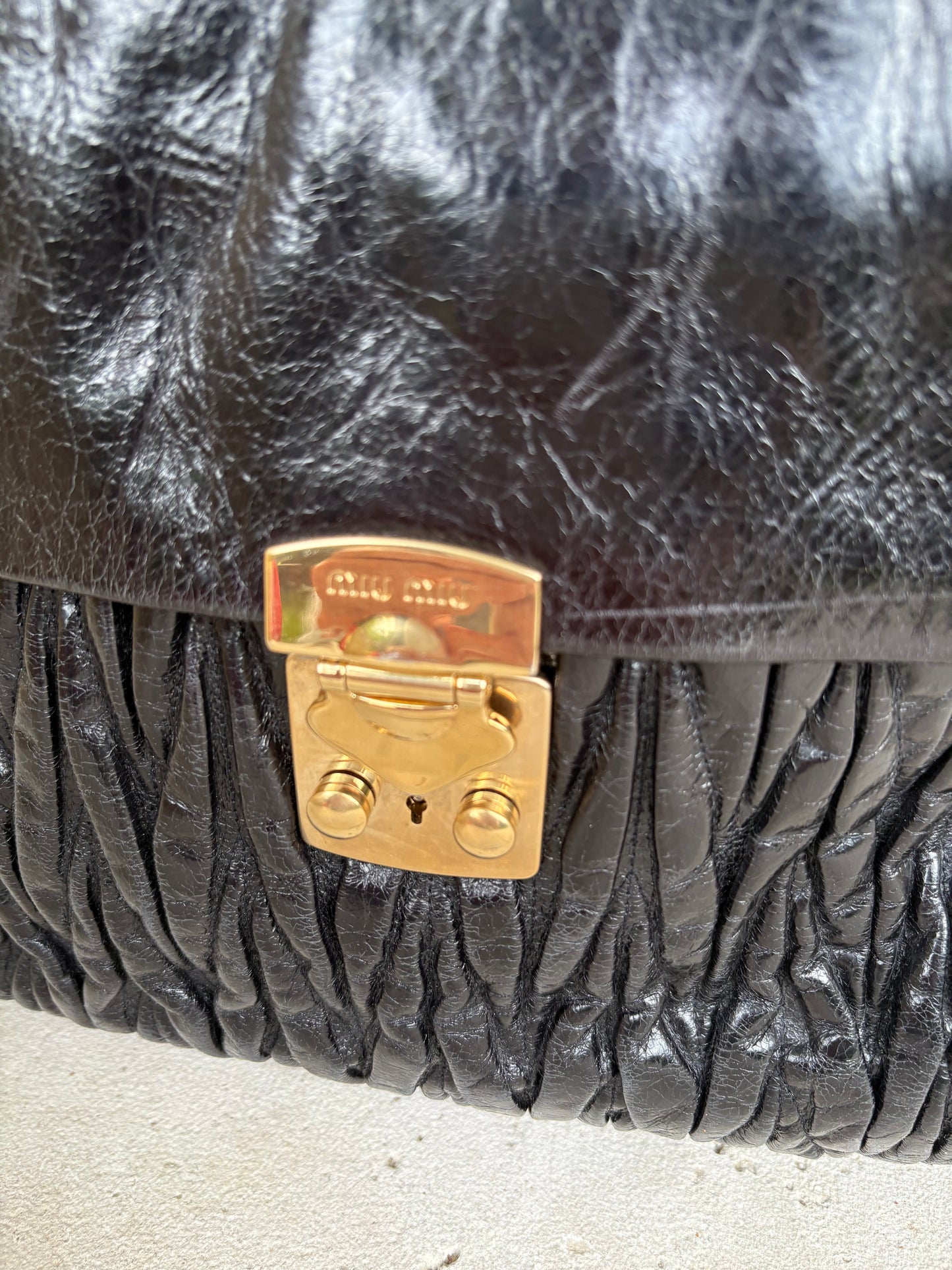 MIU MIU. Bolso matelassé piel negro