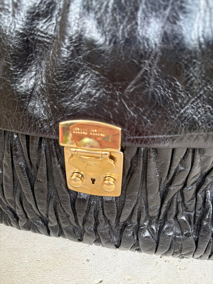 MIU MIU. Bolso matelassé piel negro