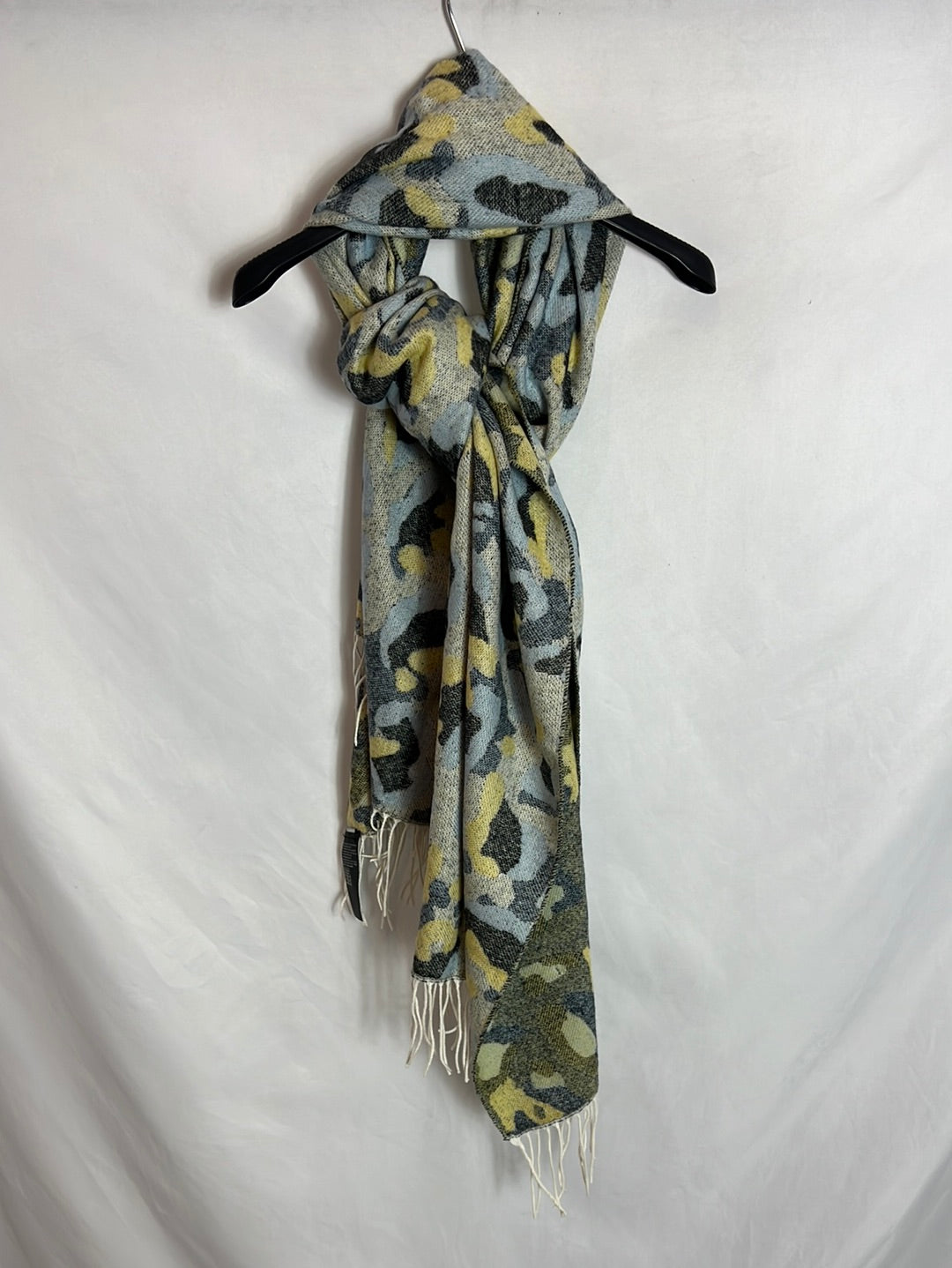 BIMBA Y LOLA. Bufanda estampada flecos