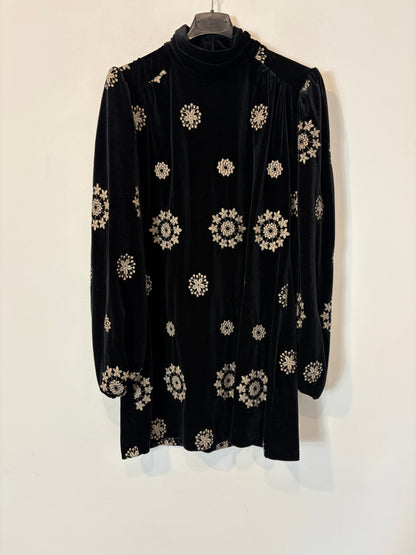 ZARA. Vestido corto terciopelo bordado