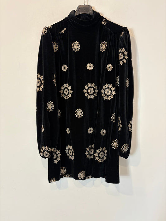 ZARA. Vestido corto terciopelo bordado
