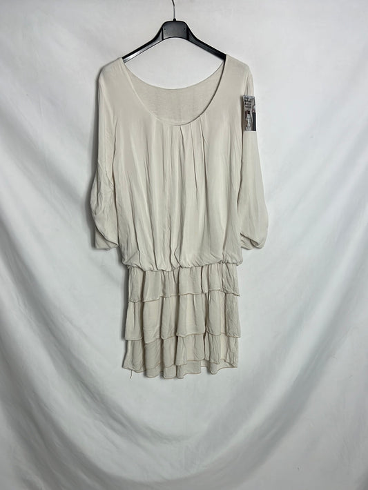 OTRAS. Vestido color crudo volantes. T M