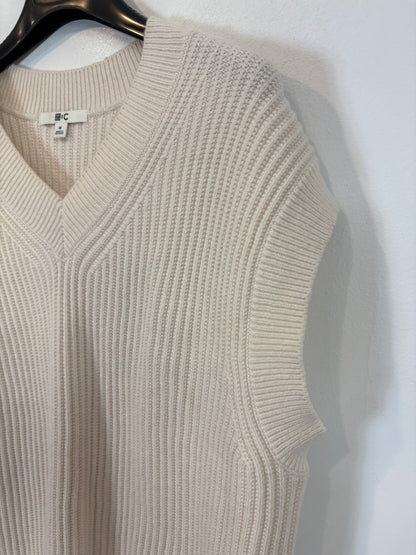 UNIQLO. Beige sleeveless sweater. TM
