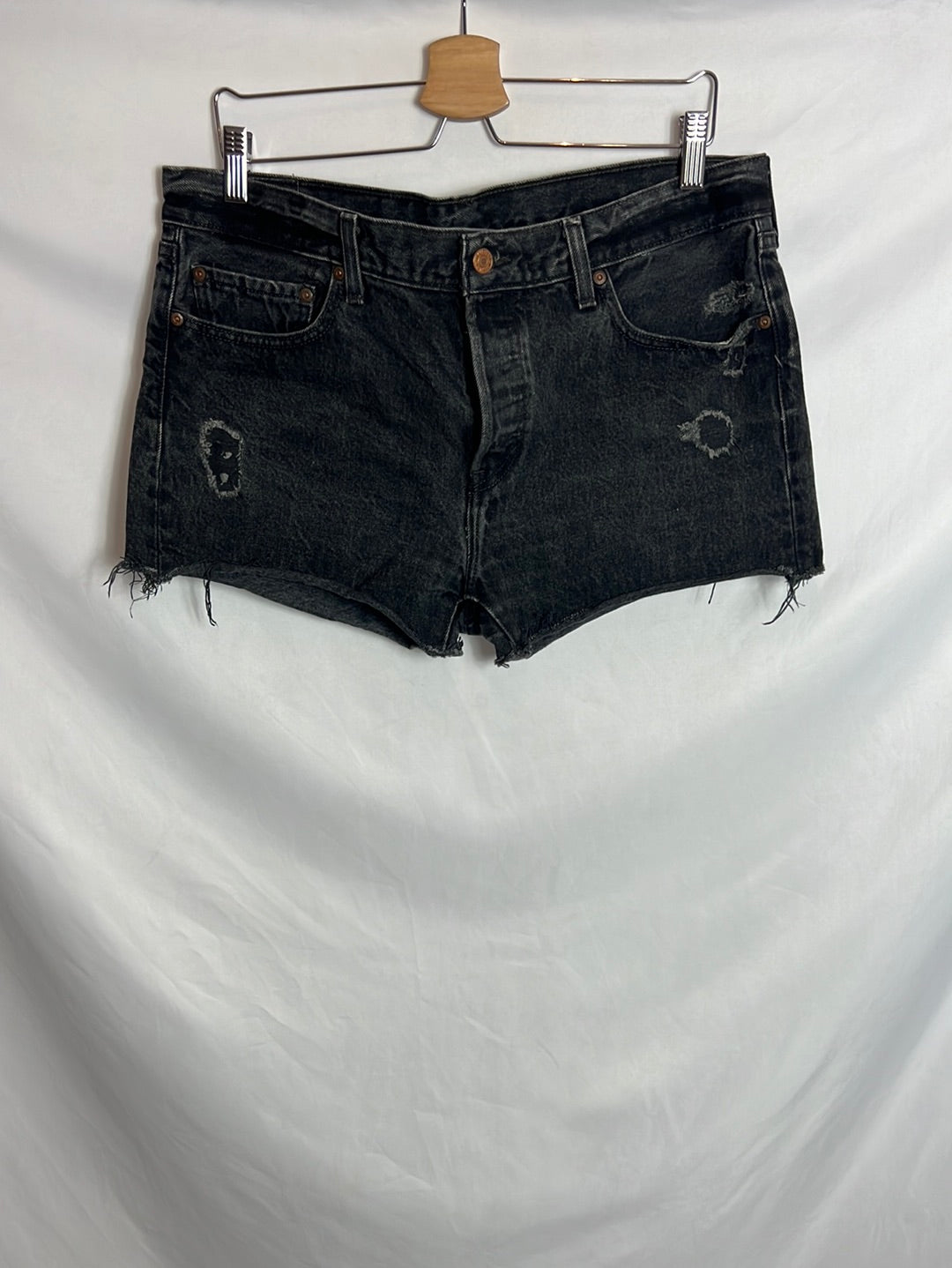 LEVI'S. Black denim shorts with worn effect. T 31(42)