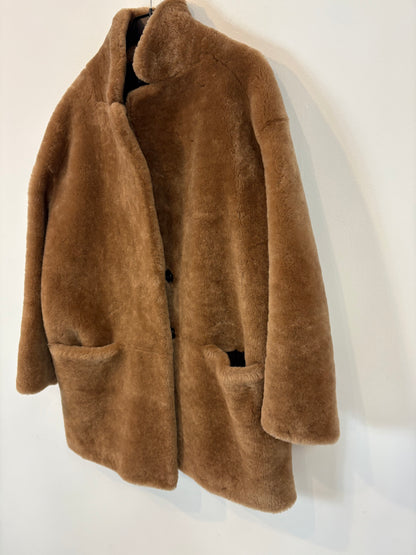 SFERA. Abrigo marrón pelo natural