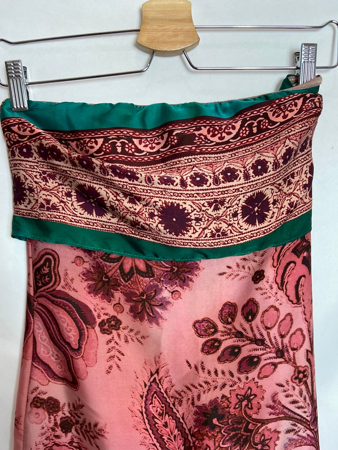 ZARA. Vestido rosa palabra de honor estampado T. S