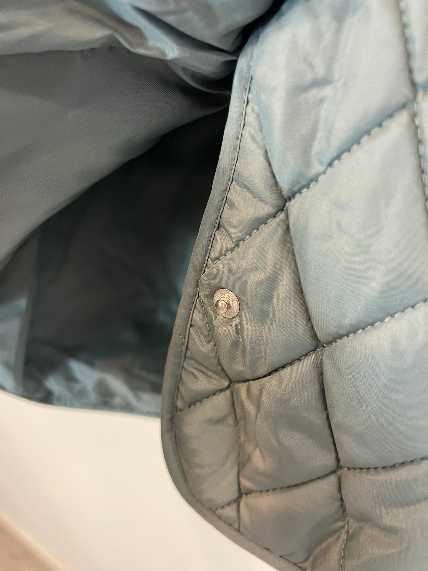 GOCCO. Abrigo acolchado azul claro. T 5-6 años