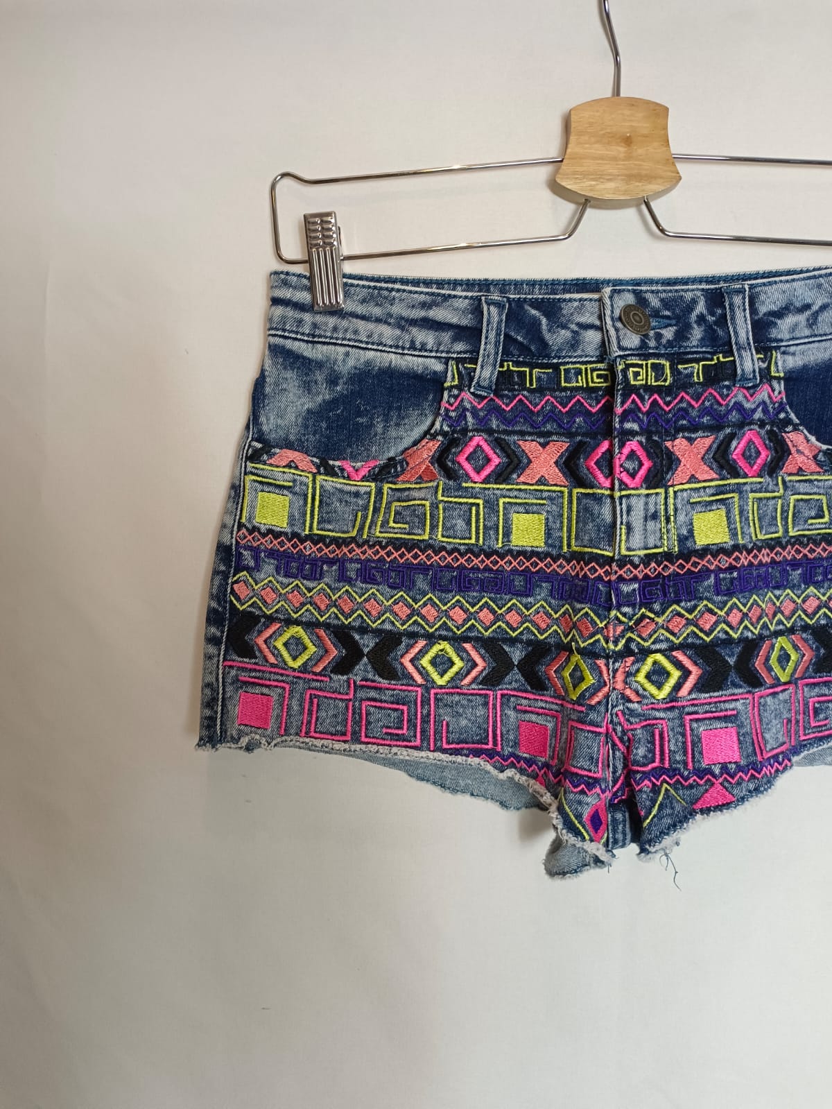 TOPSHOP. Embroidered shorts, size 38