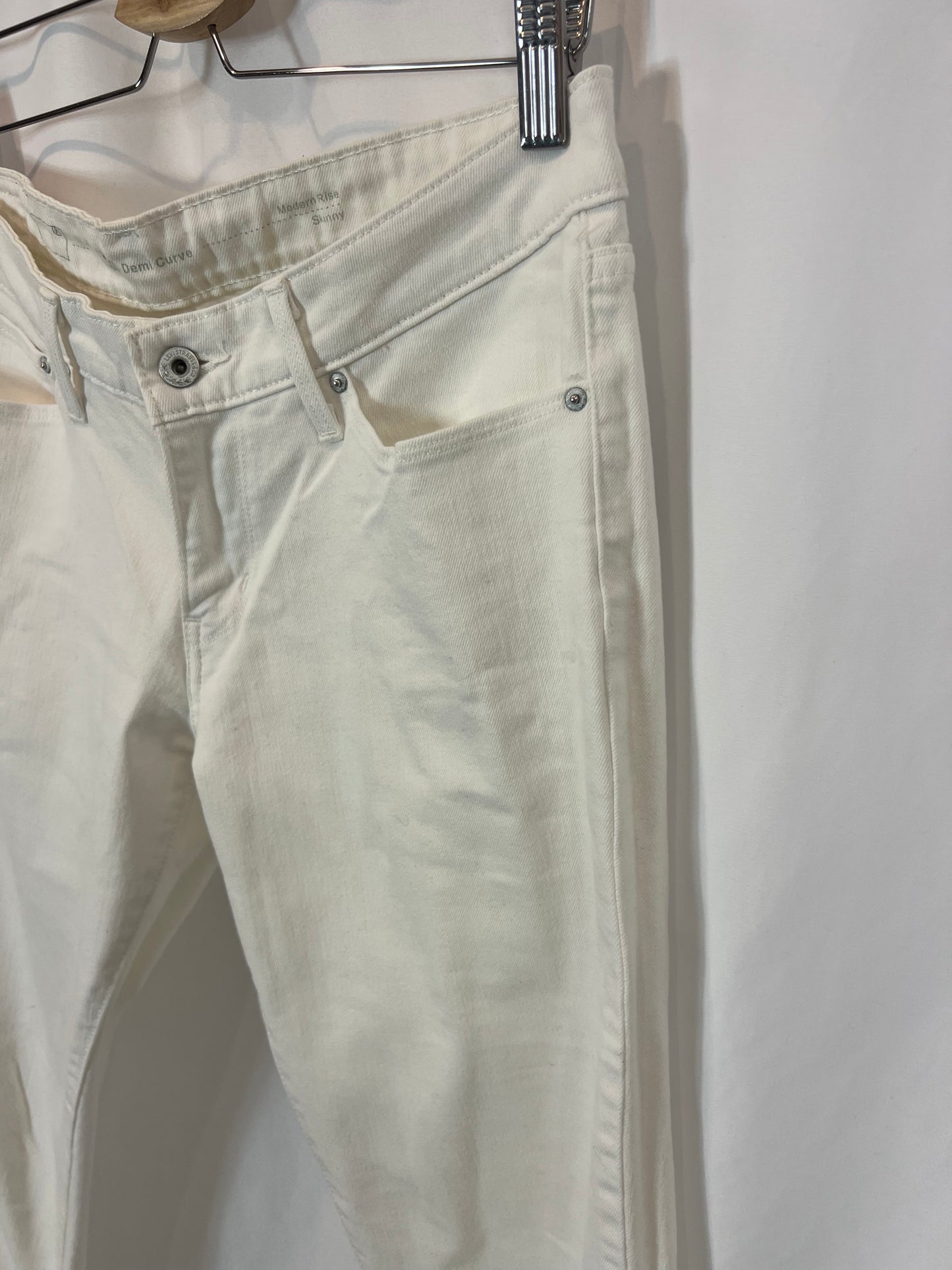 LEVI'S. Skinny white denim. T 30 (40)