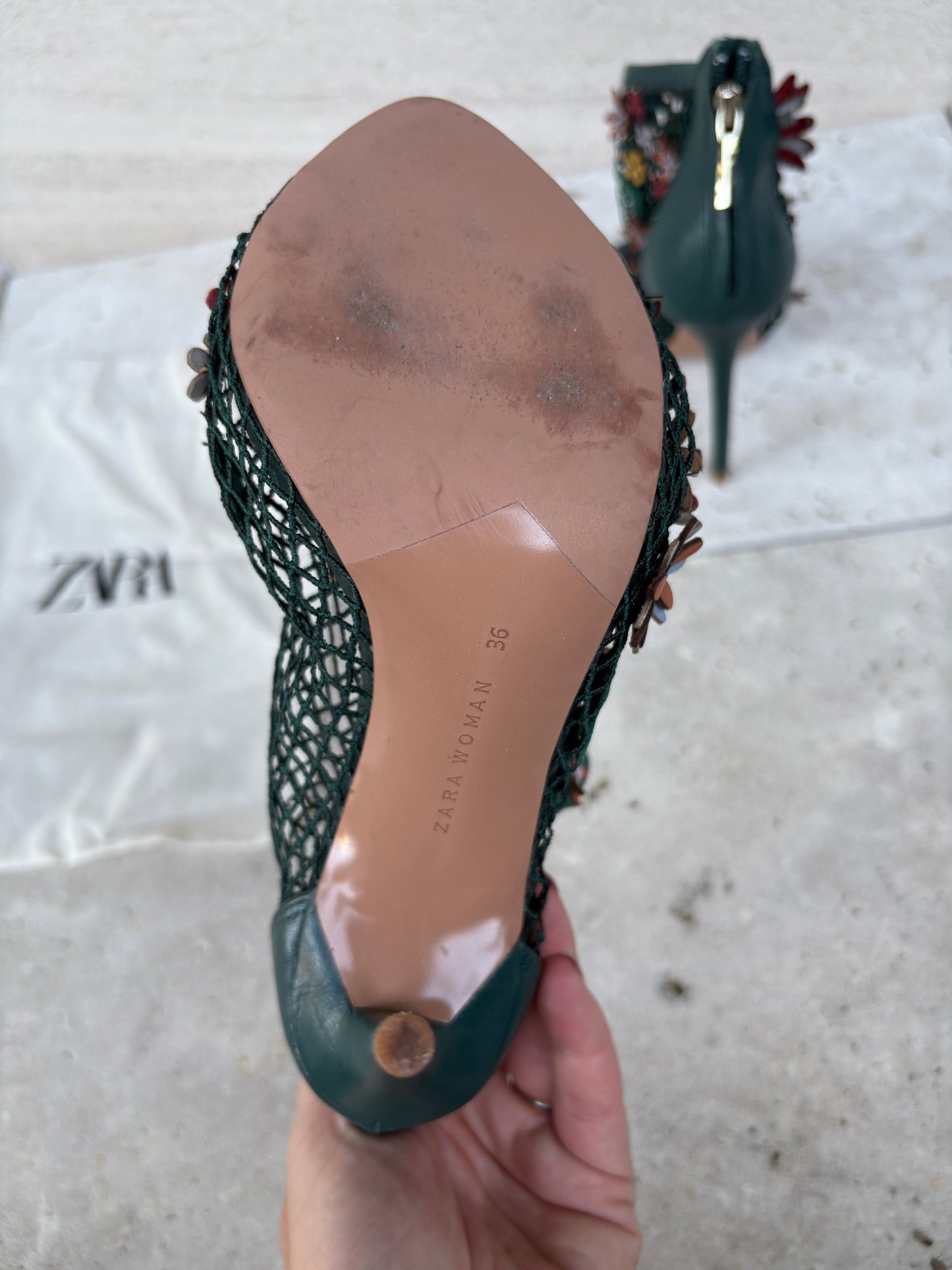 ZARA. Sandalias piel flores. T 36