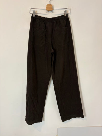 ZARA. Pantalón marrón oscuro textura