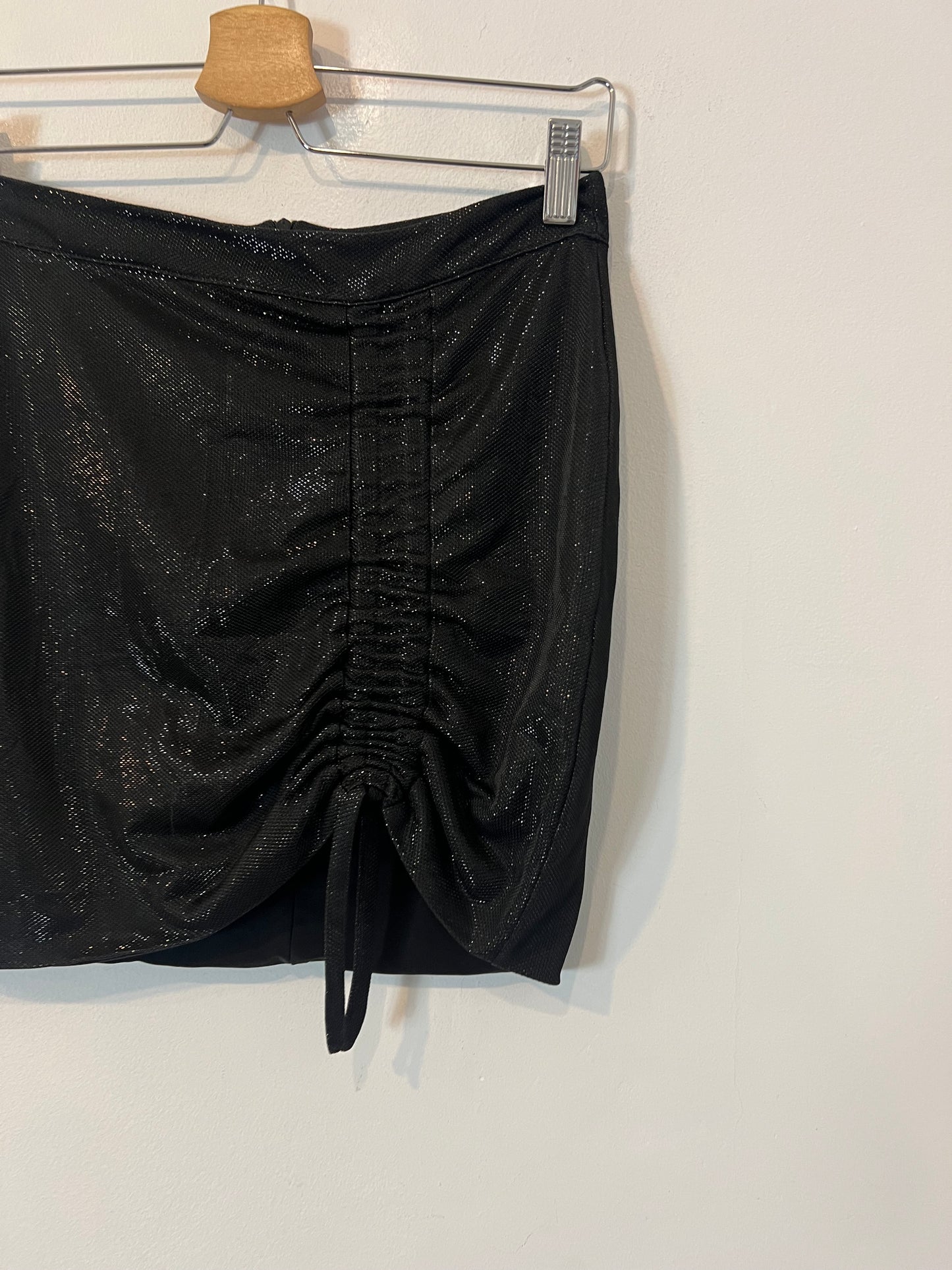 NAIMA. Falda negra fruncido