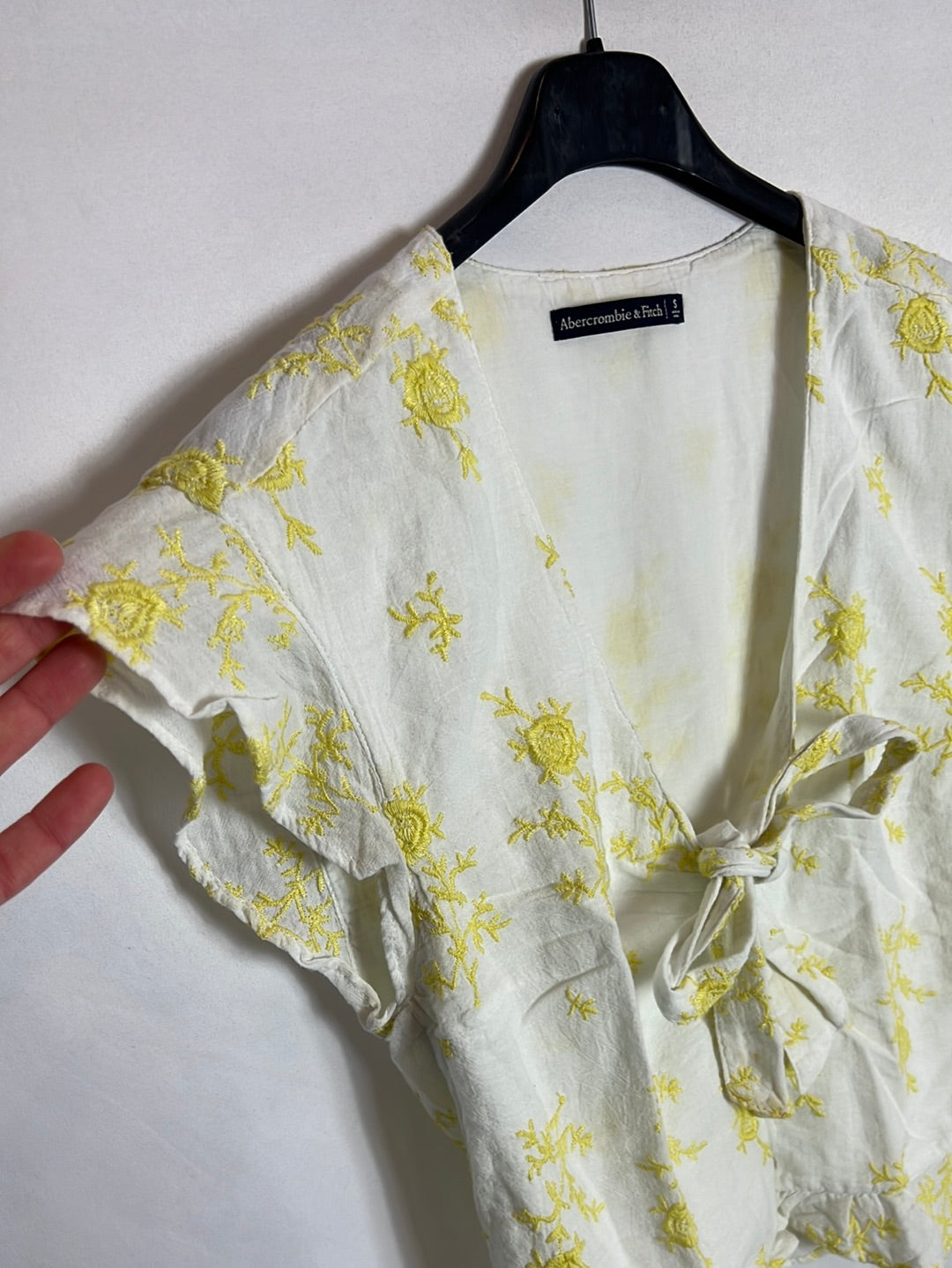 ABERCROMBIE&FITCH. Top blanco bordado T.s