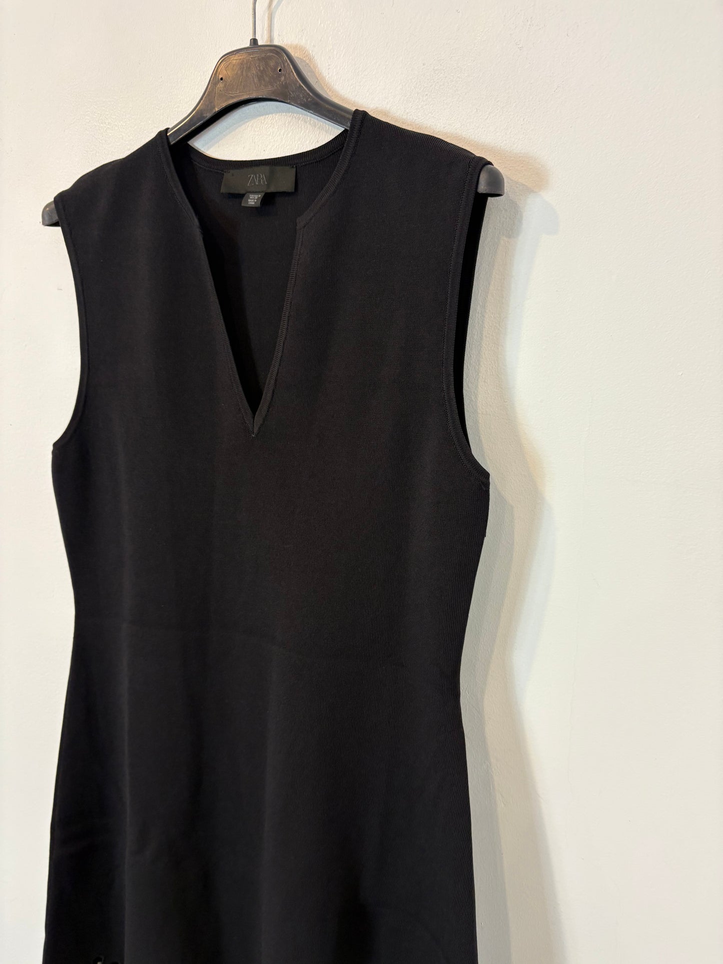 ZARA. Vestido negro punto elástico