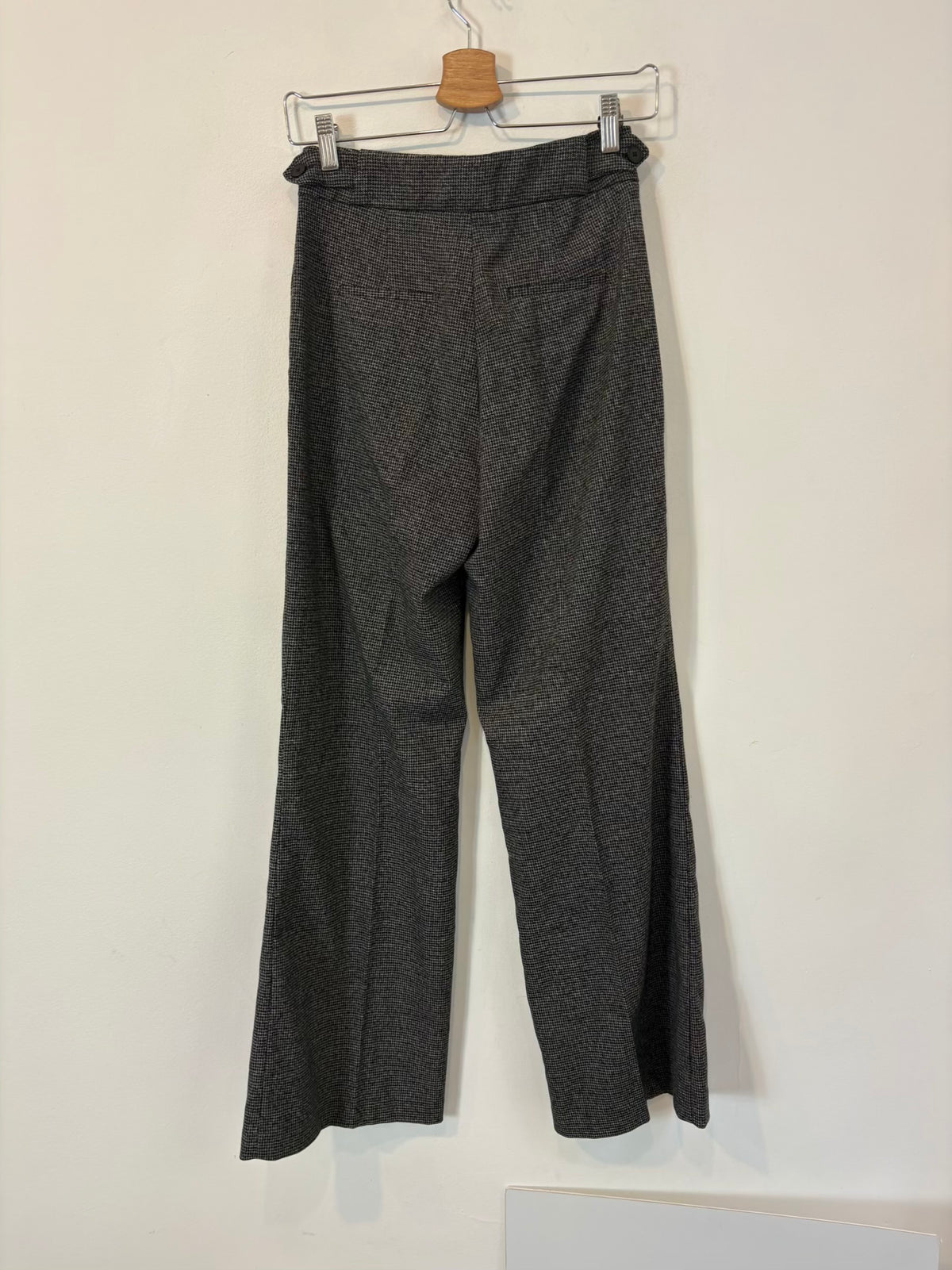 MANGO. Pantalón pinzas tonos grises