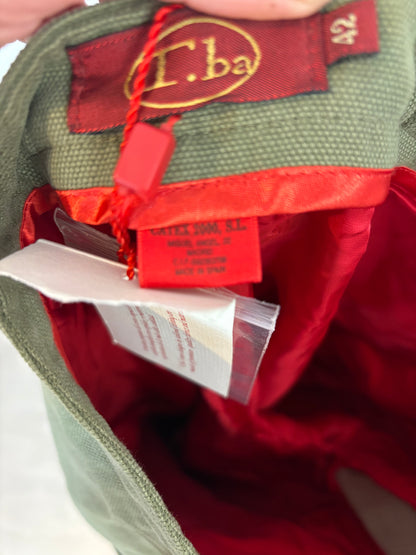 TBA. Pantalón verde media pierna