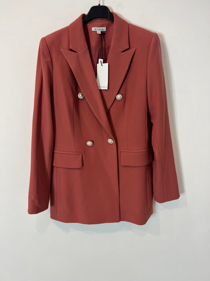 BRUNA. Total dark pink look with details. TS