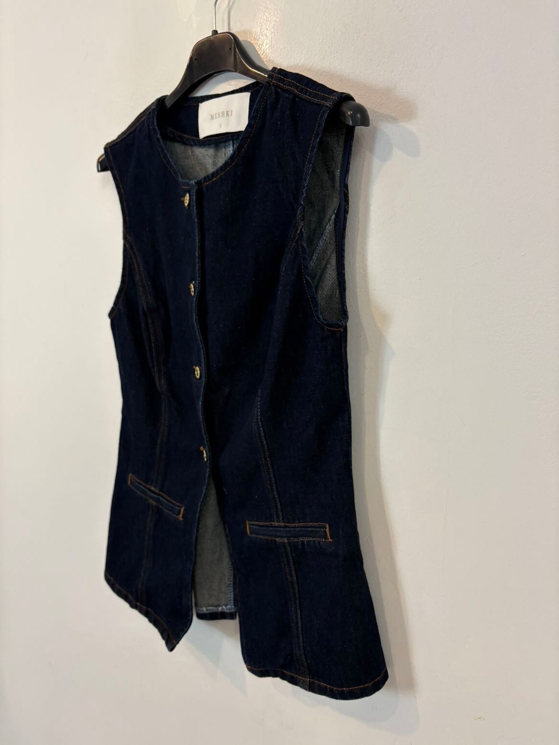 MESHKI . Conjunto denim chaleco y bermuda
