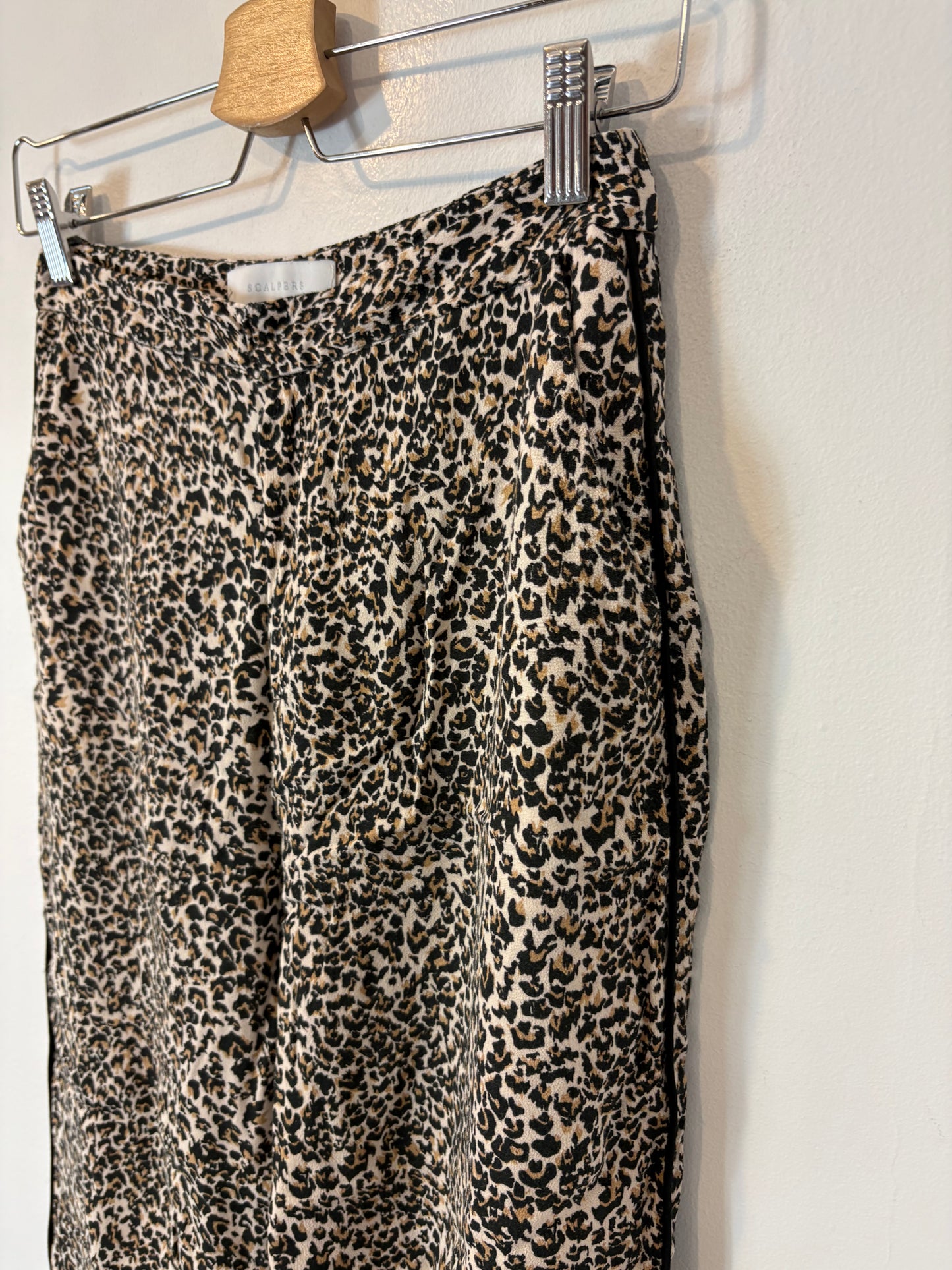 SCALPERS. Pantalón animal print fluido. T 36