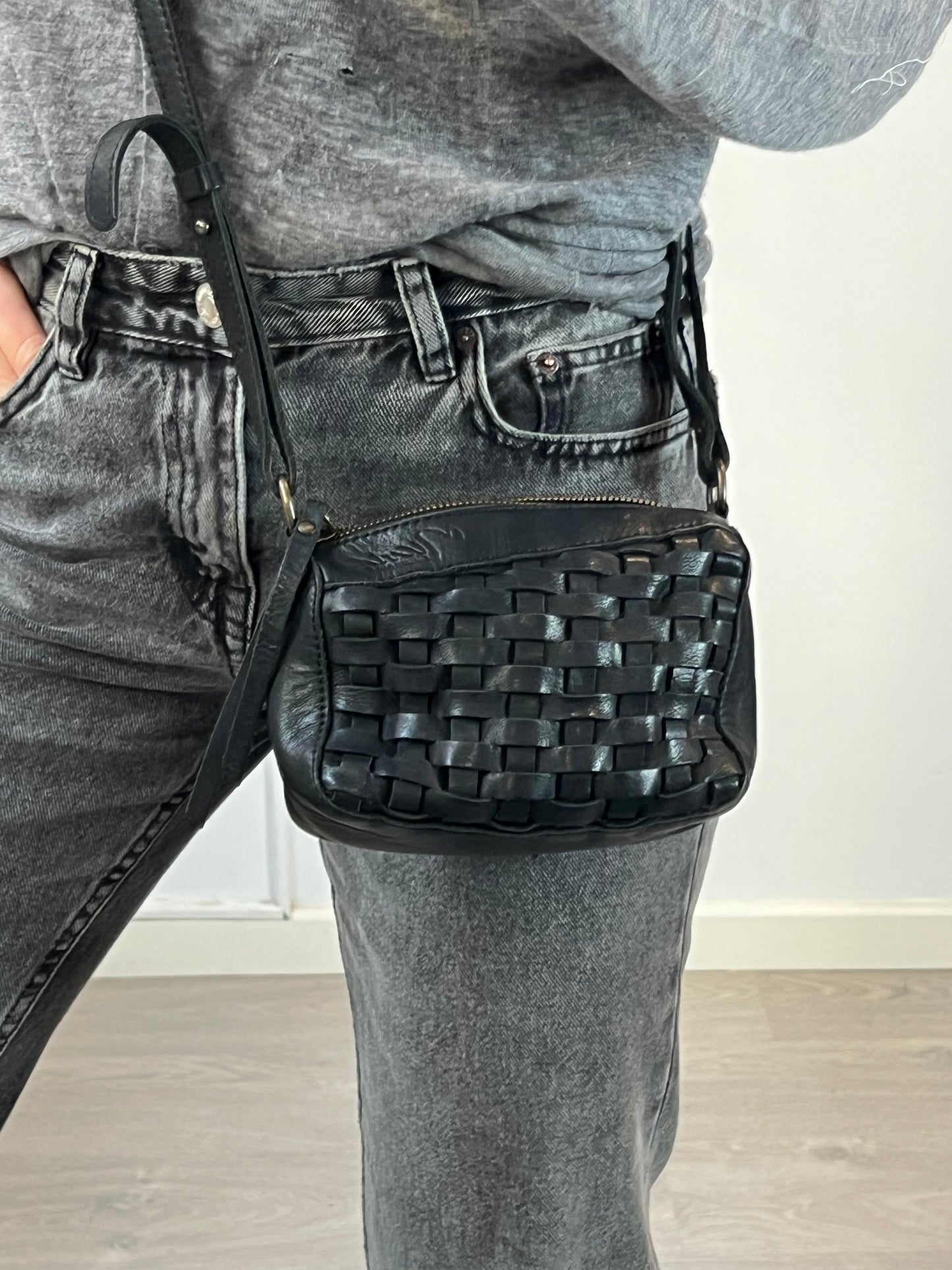 MICUIR. Bolso trenzado negro piel