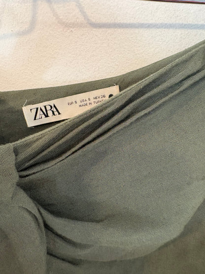 ZARA. Total look verde con lino