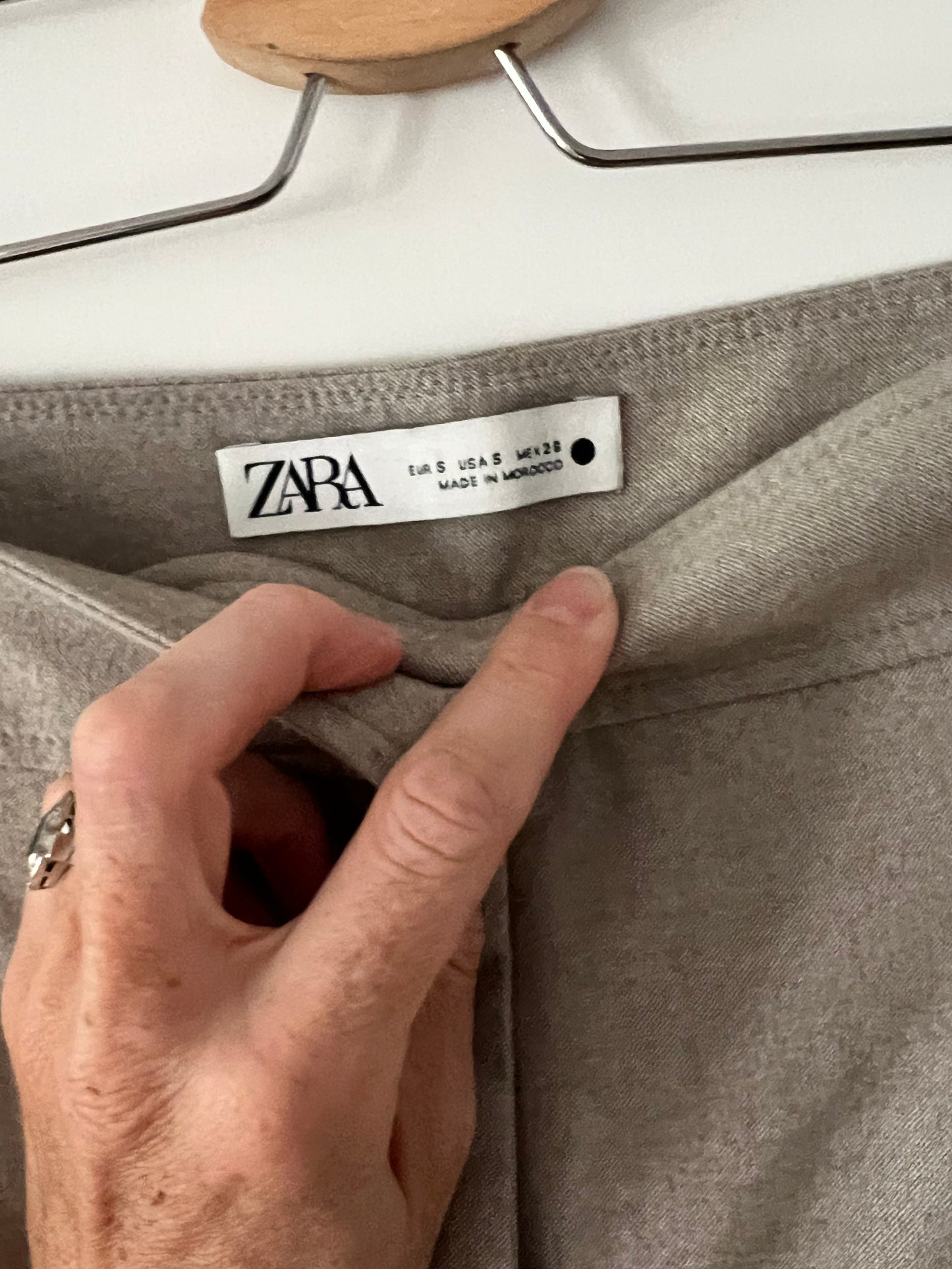 ZARA. Pantalón beige pinzas