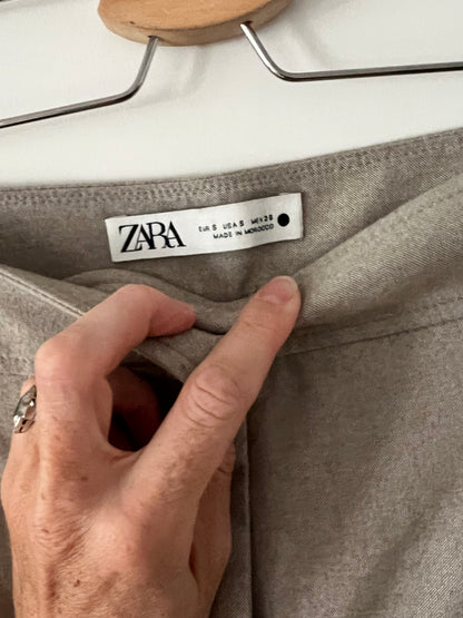 ZARA. Pantalón beige pinzas