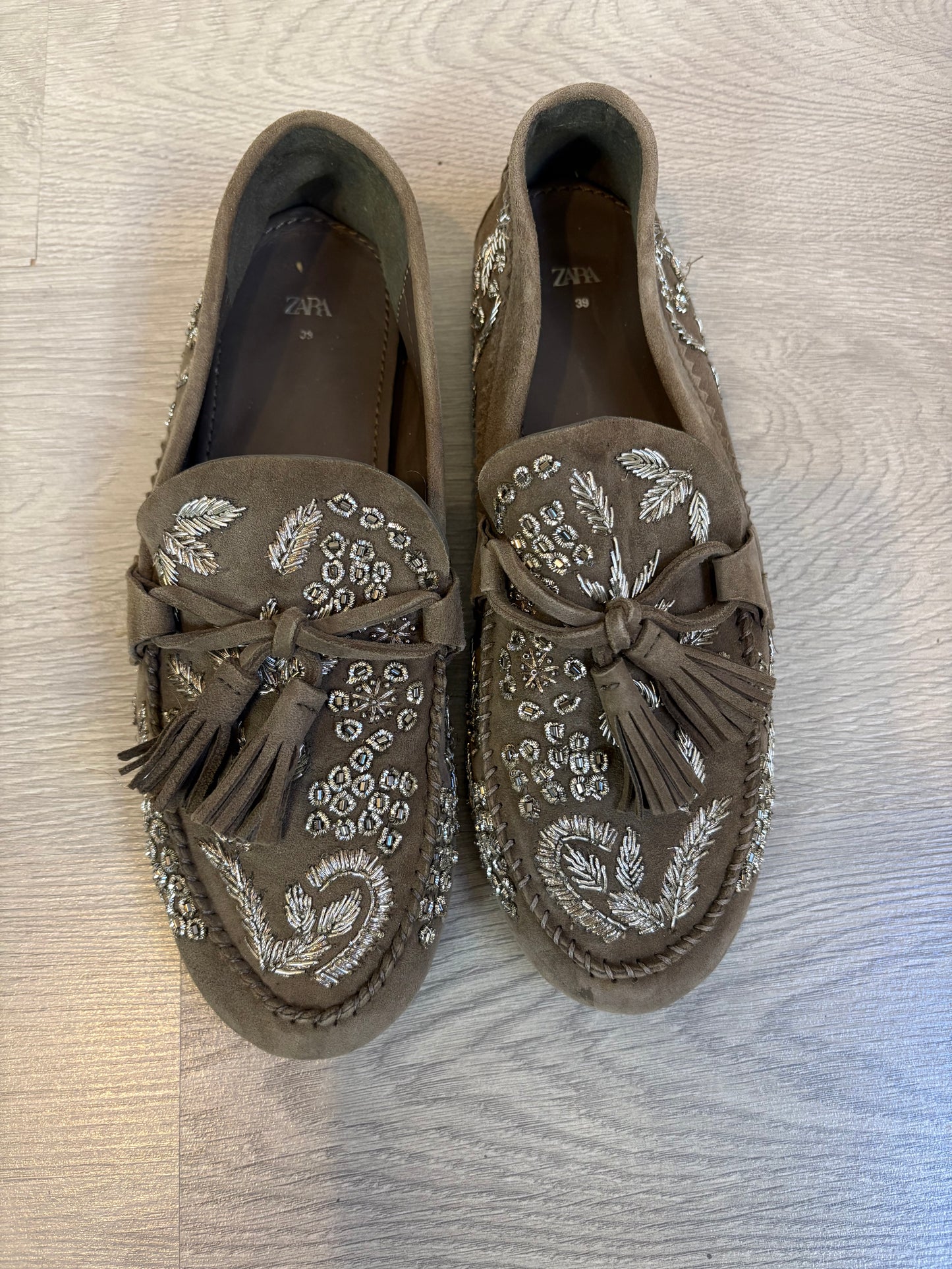ZARA. Mocasines piel abalorios
