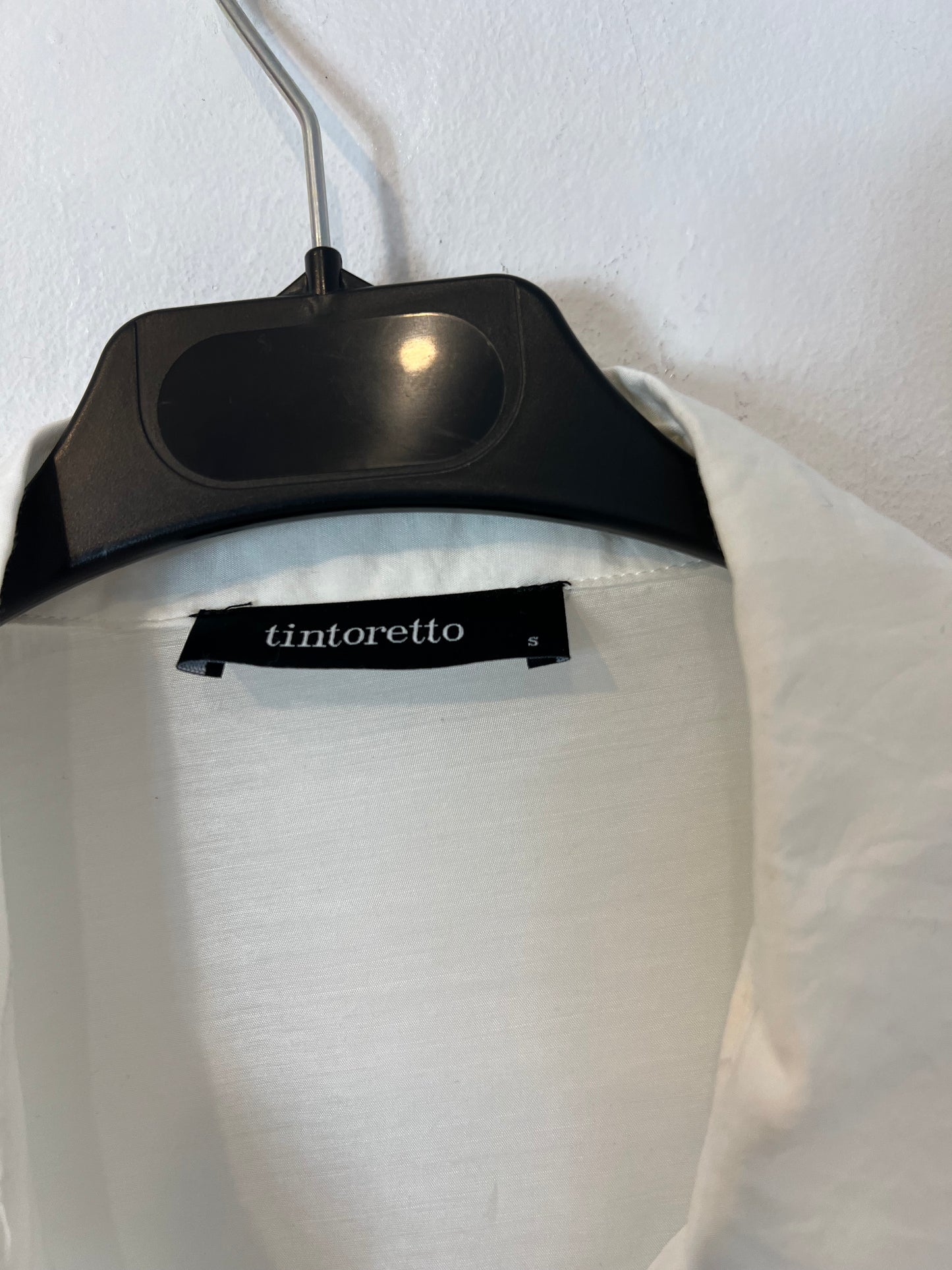 TINTORETTO. Blusa blanca botones joya