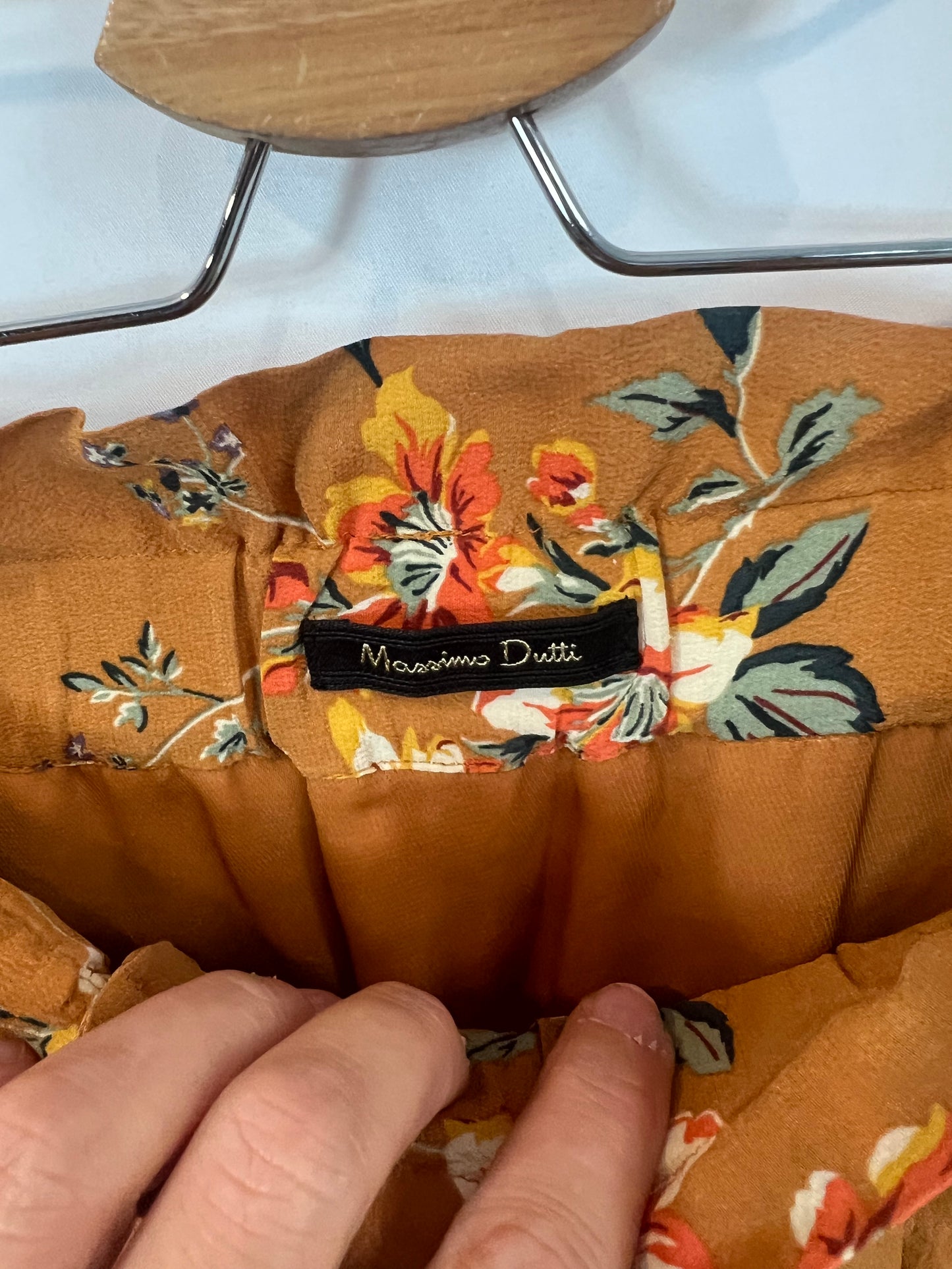 MASSIMO DUTTI. Falda mostaza flores seda T.38