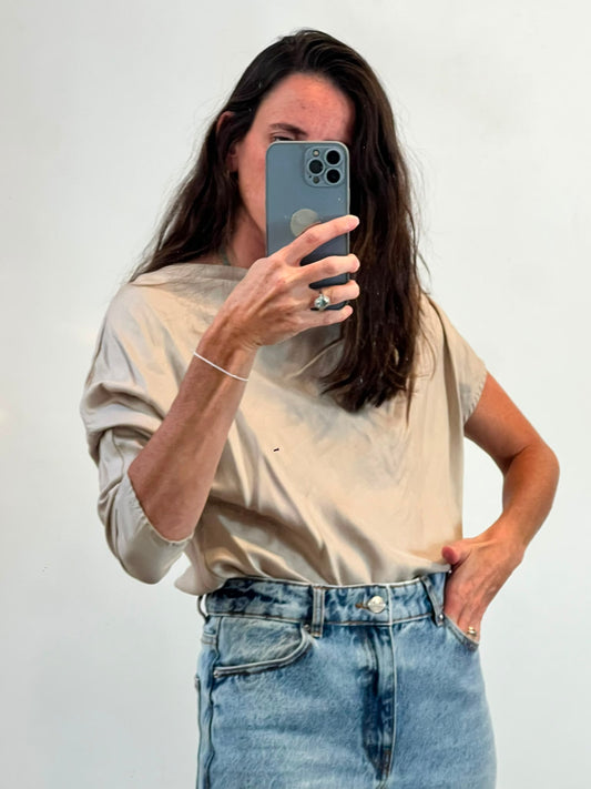 GALCON. Blusa beige fluida asimétrica