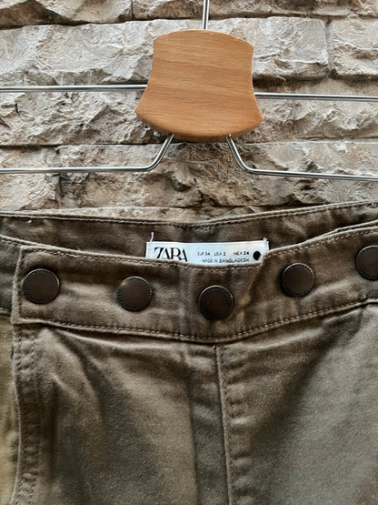ZARA. Pantalón verde bolsillos