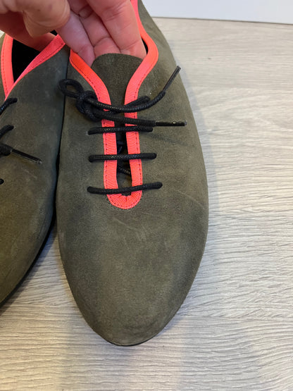 MR VELOUS. Zapato plano piel verde y rosa flúor. T 39