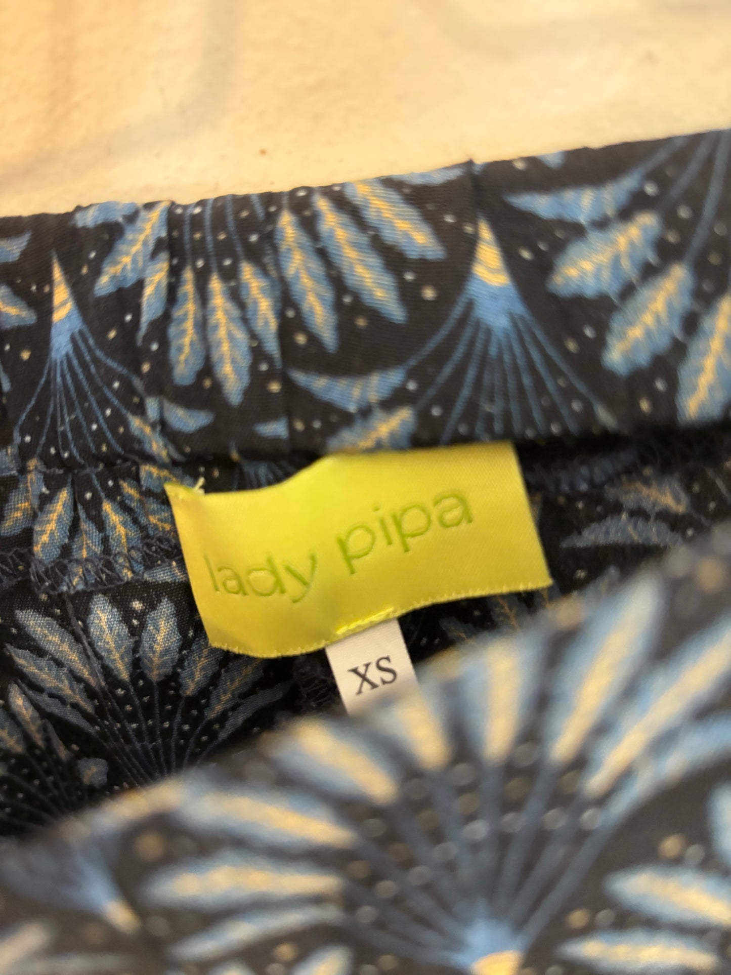 LADY PIPA. Total look azul estampado