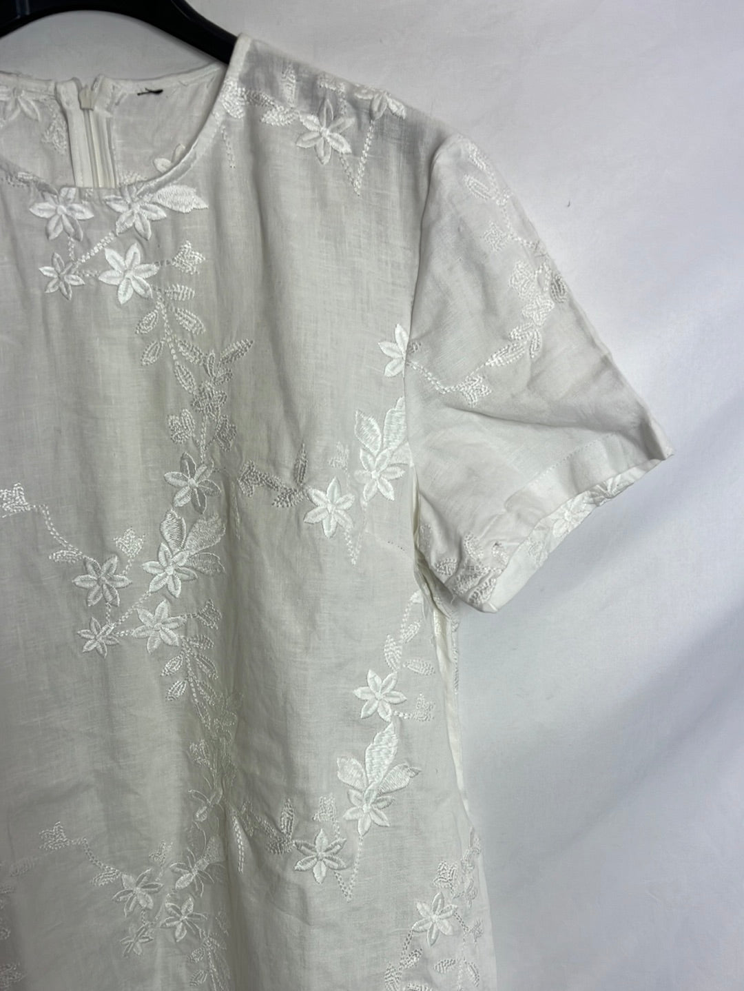 ZARA. Vestido corto lino bordados. T S