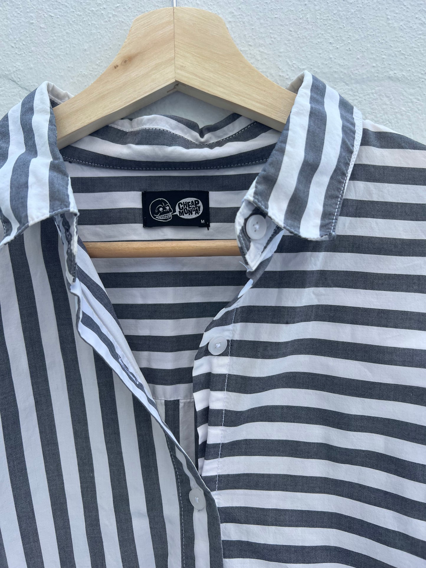 CHEAP MONDAY. Camisa gris rayas