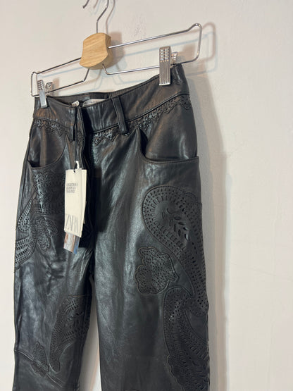 ZARA. Pantalón negro piel T.xs