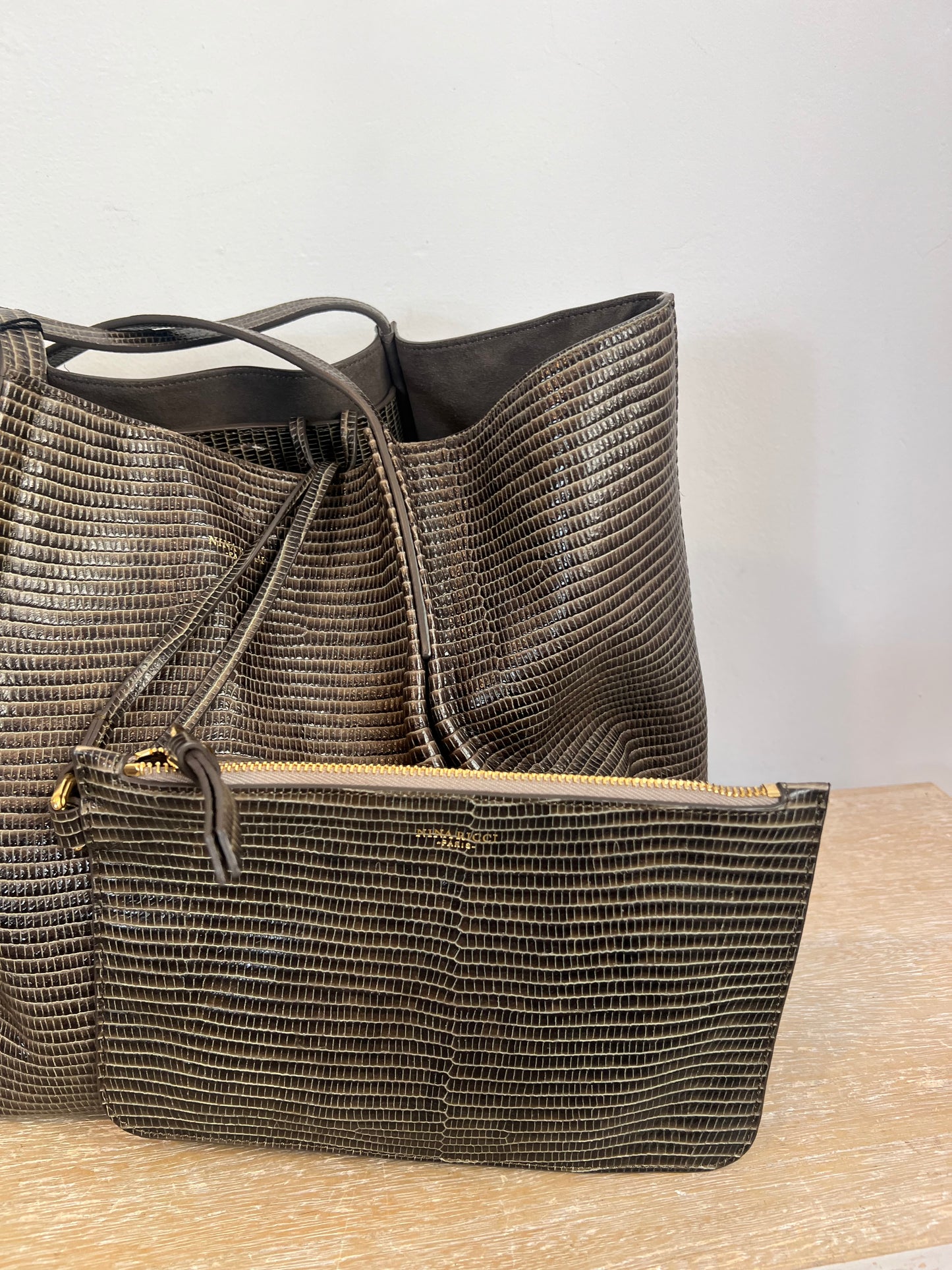 NINA RICCI. Bolso piel verde oliva