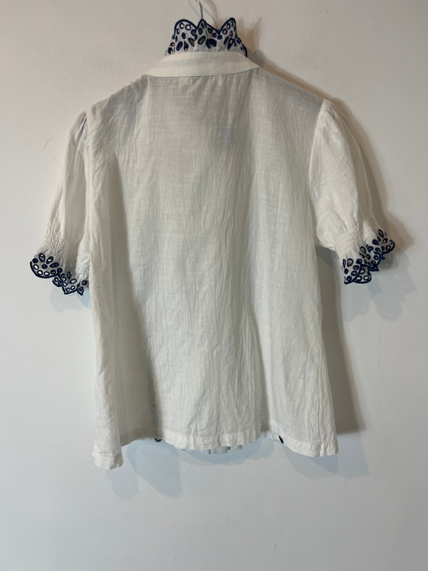 MONPIEL. Blusa blanca bordados azules. T S/M