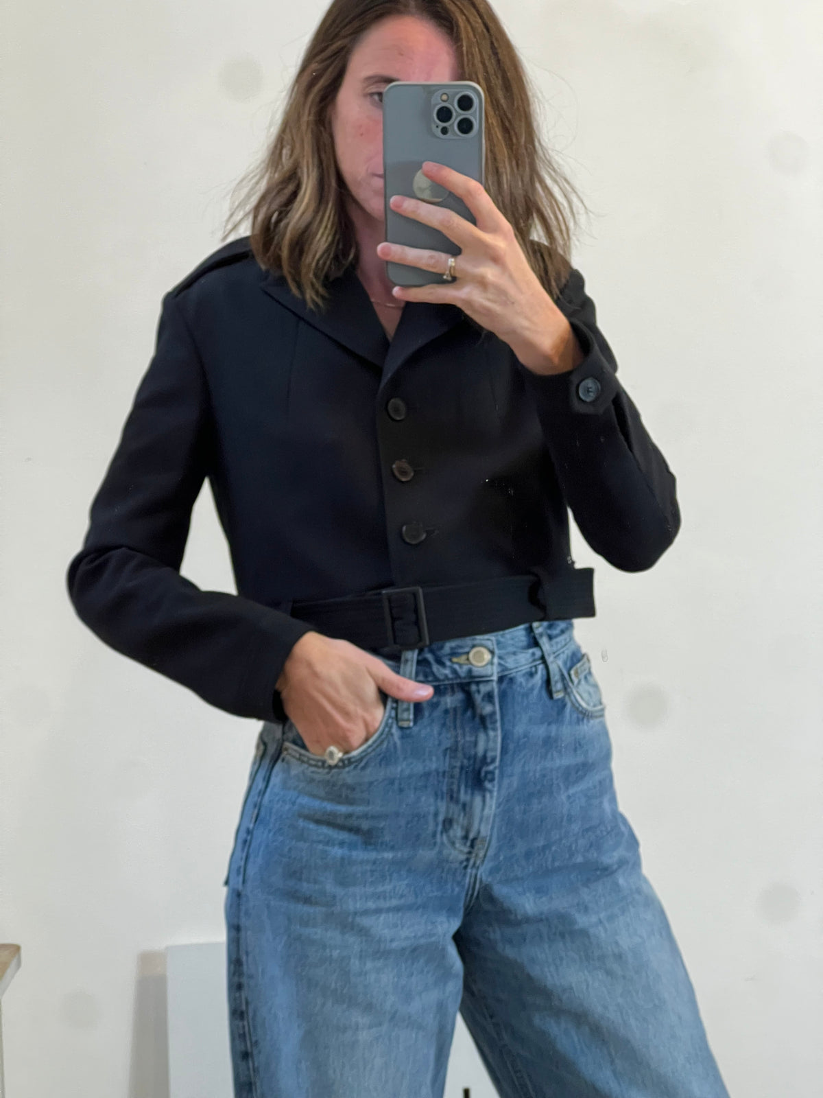 MAJE. Chaqueta negra cinturón