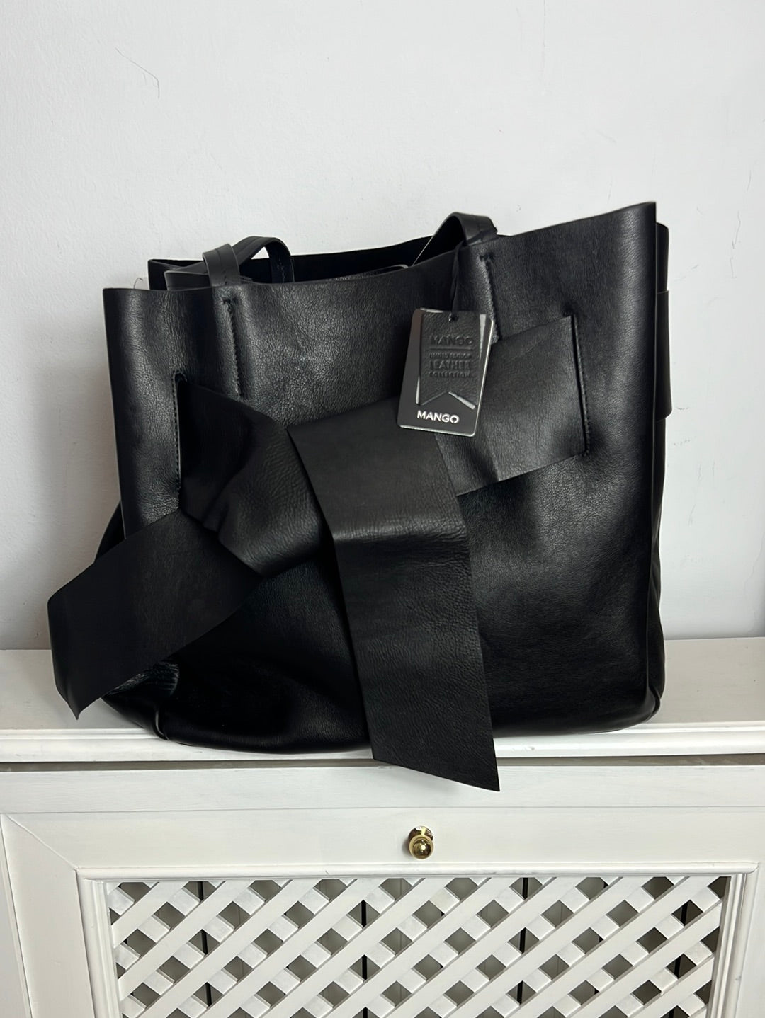 MANGO. Bolso shopper negro piel