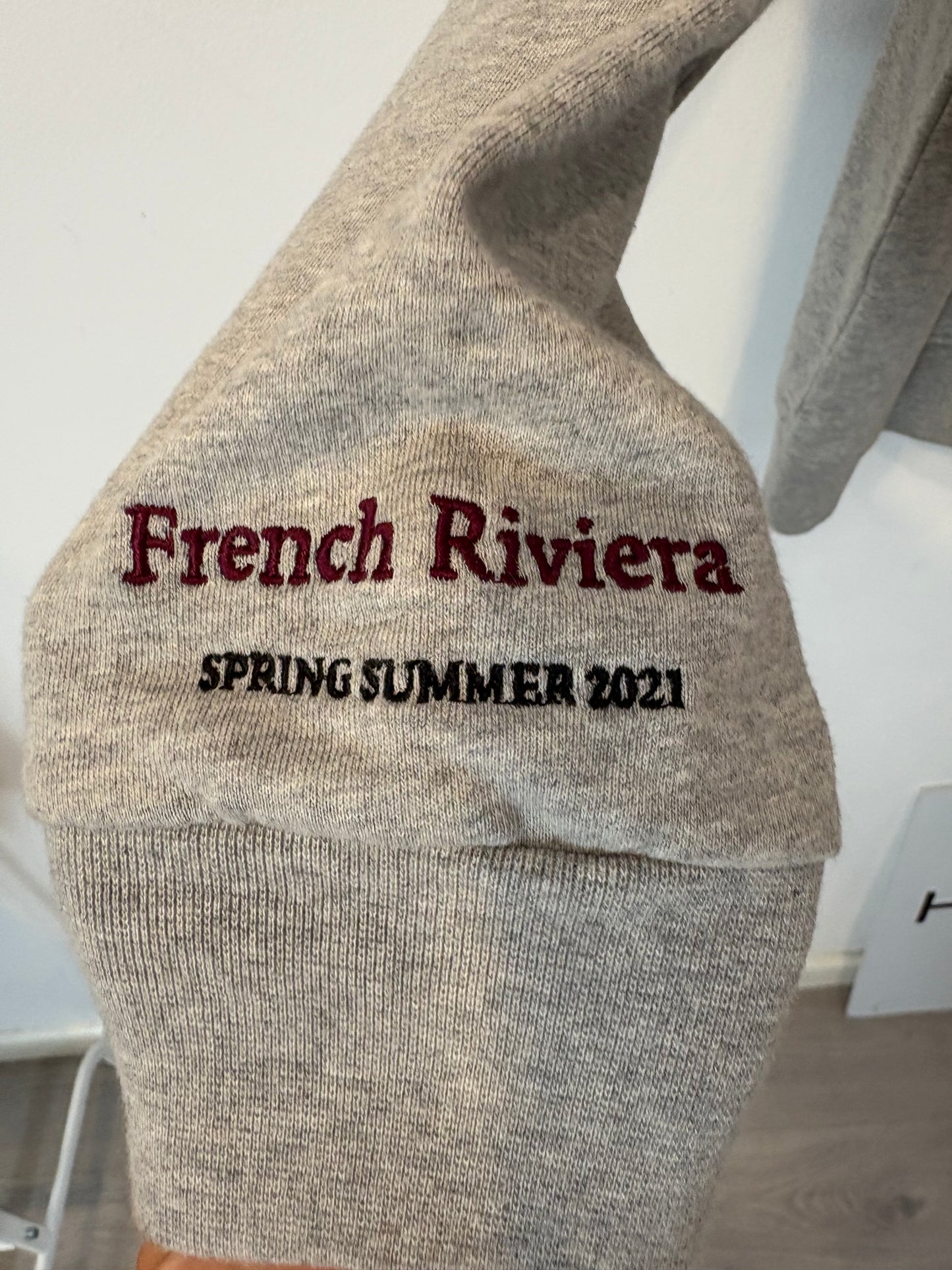 MINT&ROSE. Sudadera gris letras burdeos