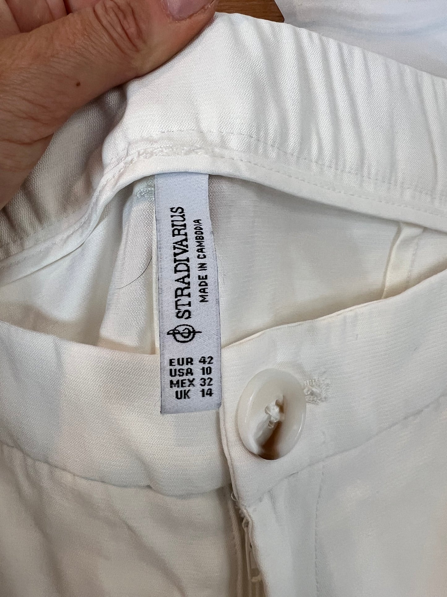 STRADIVARIUS. Flowy white wide-leg trousers. Size 42