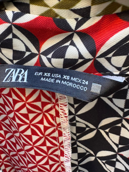 ZARA. Vestido satinado abotonado