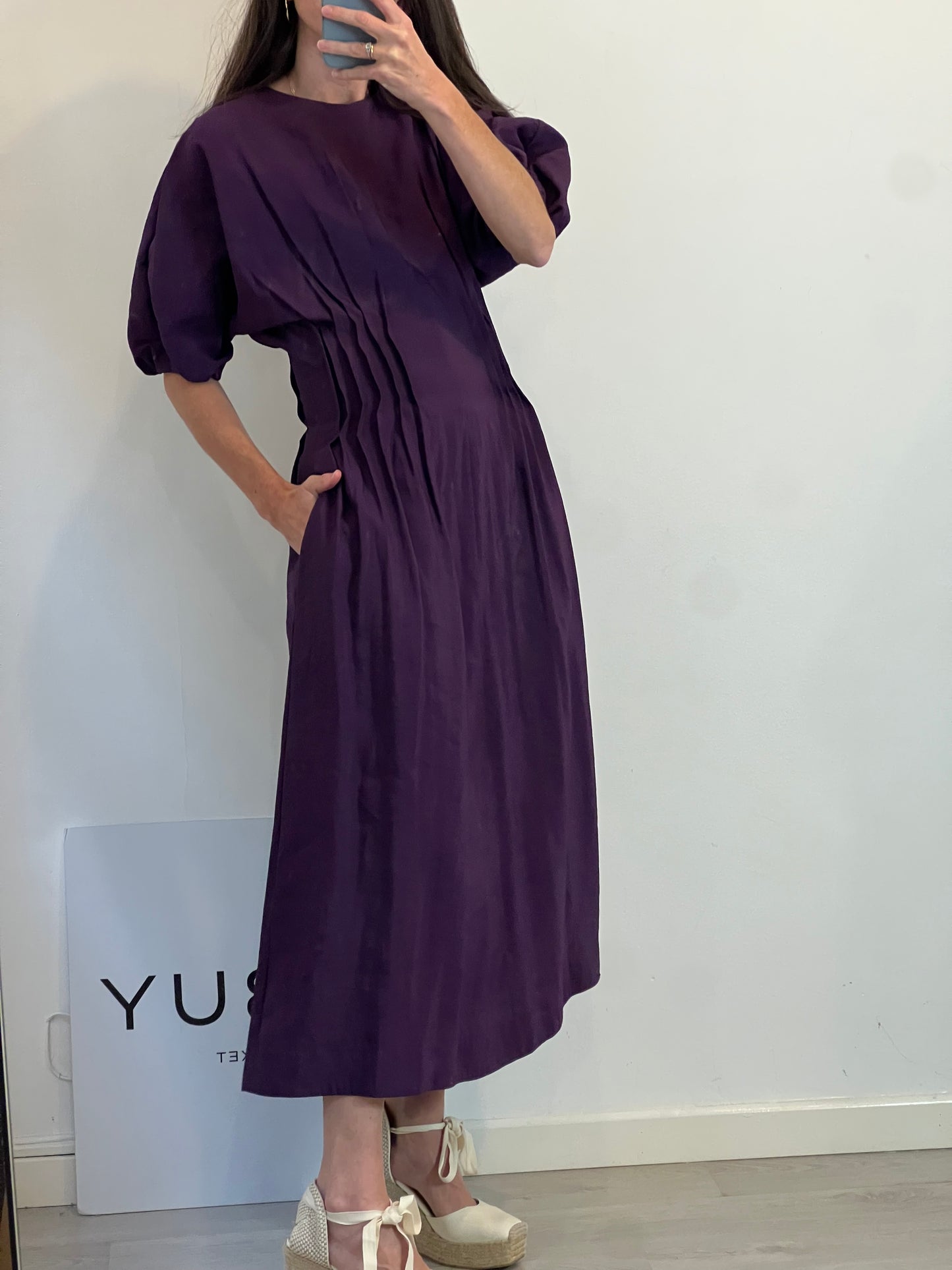 COS. Vestido midi detalle cintura