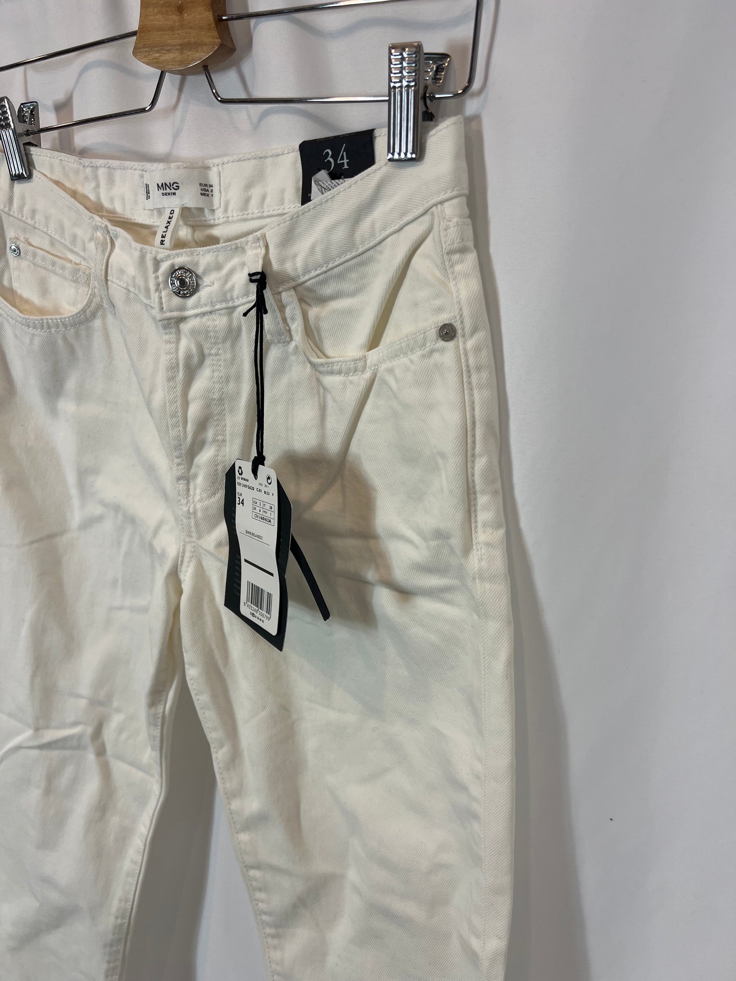 MANGO. Buttoned white denim with fringes. Size 34